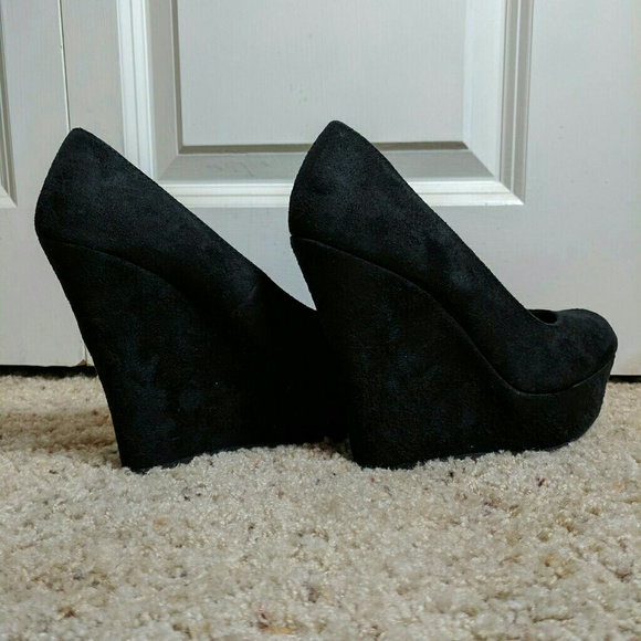 Never Worn Womens Black Suede Wedge Heel Size 7 - Picture 2 of 4